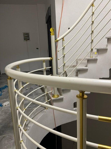 درابزين المنيوم لون كريمي سادة