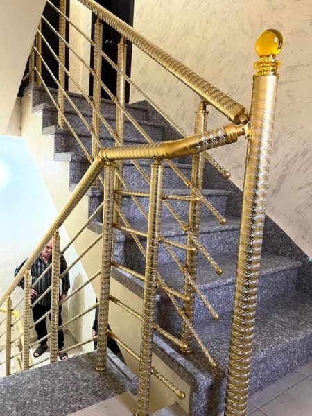 درابزين المنيوم ذهبي منقوش