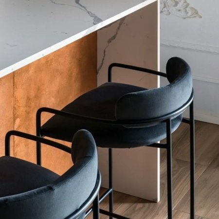 كرسي بار بتصميم مميز